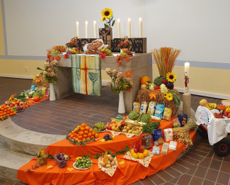 Erntedank Altar mit Erntegaben