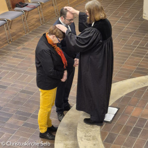 Ulrike Hofmann und Daniel Manske werden gesegnet